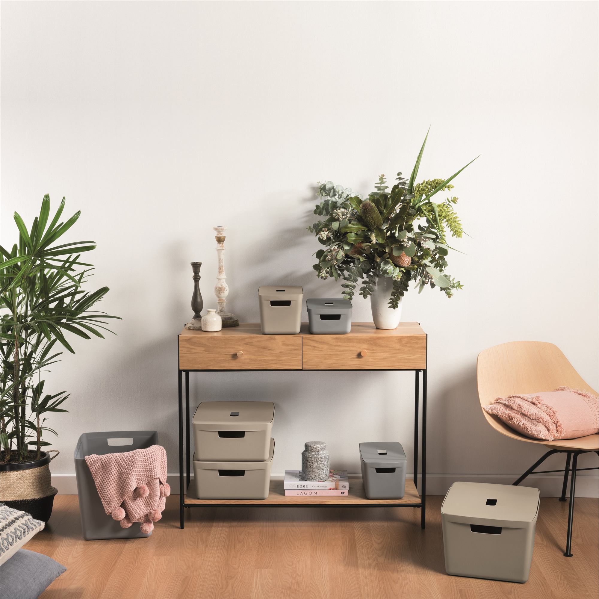 Pojemniki Flexistore IDEA HOME na konsoli w jasnym wnętrzu